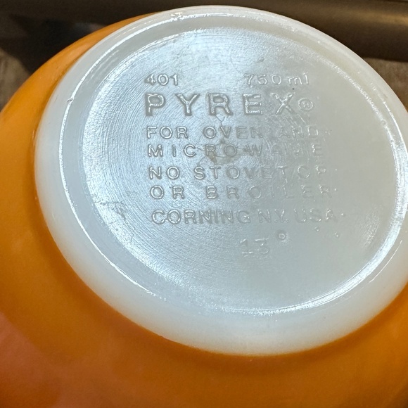 PYREX 401 Butterfly orange w/white flowers nesting round bowl USA, 750ML - Picture 6 of 7